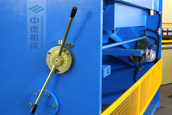 ZDSK-1632剪板機刀片間隙手動調節器，刻度清淅，調節省力又簡便.jpg